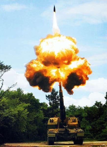 其中152毫米榴弹炮可以发射俄罗斯设计的"红土地"激光制导炮弹的"复制