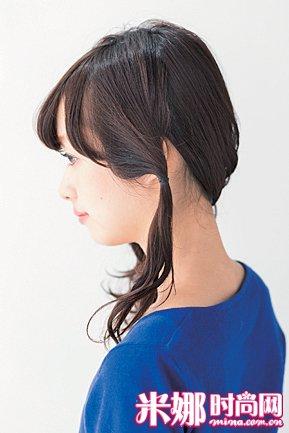 1,在太阳穴的上方用细皮筋扎一个辫子.最好能够扎的松一些.