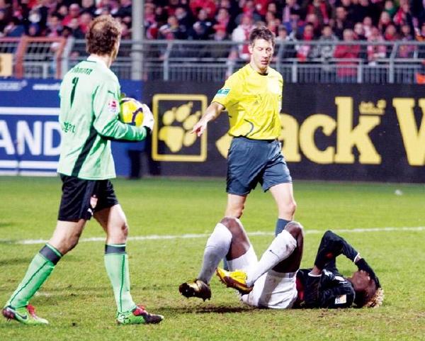 莱曼报复邦塞的踩踏瞬间没有逃过主裁判的眼睛,随后一脸无辜的他被